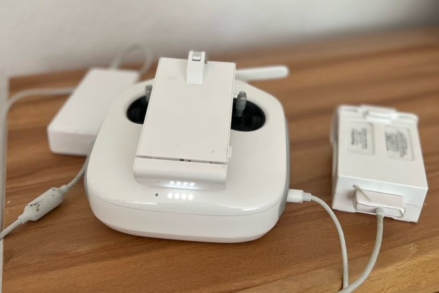 DJI Phantom 4 Akku und Fernbedienung aufladen